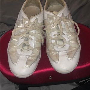 Nfinity Cheer shoes with case